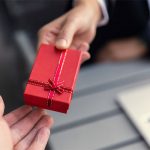 Cadeaux et invitations aux agents : savoir maîtriser le risque pénal et éviter la faute disciplinaire