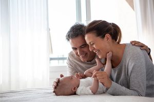 Les congés liés à l’arrivée d’un enfant : Tout savoir sur votre protection sociale selon la situation