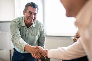 Recruter des séniors : avantages et bonnes pratiques