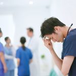 Fonction Publique : La révocation d’un praticien hospitalier en raison de difficultés relationnelles récurrentes avec ses collègues et d’incidents graves affectant la continuité des soins !