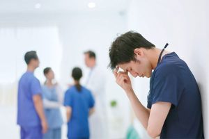 Fonction Publique : La révocation d’un praticien hospitalier en raison de difficultés relationnelles récurrentes avec ses collègues et d’incidents graves affectant la continuité des soins !