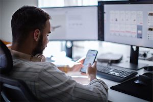 Entre liberté et discipline : le casse-tête du téléphone perso au travail