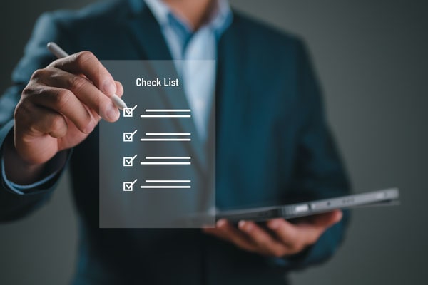 Arrêts maladie, congés, heures sup’ : la check-list RH 2025