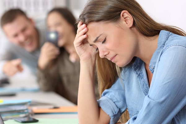 Slack, Microsoft Teams et WhatsApp : les nouveaux lieux du harcèlement au travail ?